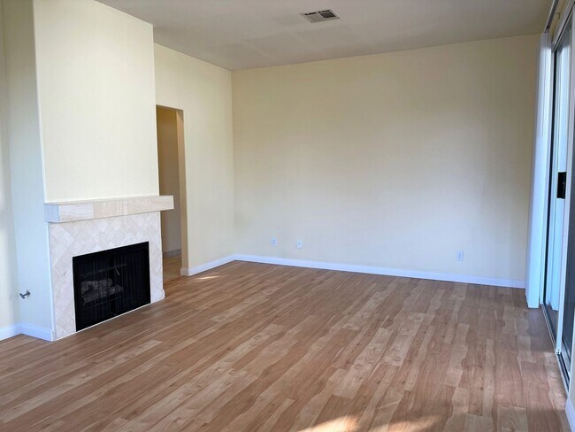Building Photo - Beautiful Rancho San Diego Condo!