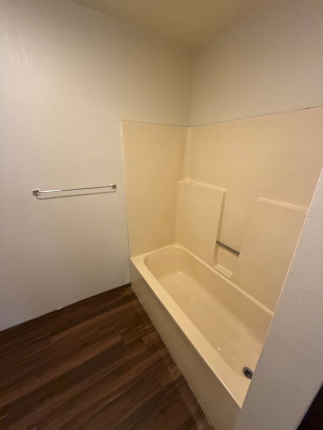 Building Photo - 805 E N St