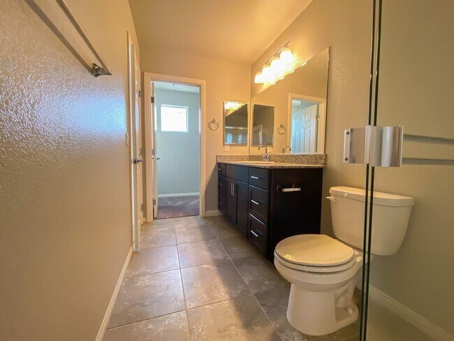 Building Photo - GATED 3 BED 2 BATH 2 CAR GARAGE SINGLE FAM...