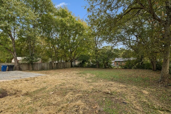 Building Photo - 215 Ash Dr