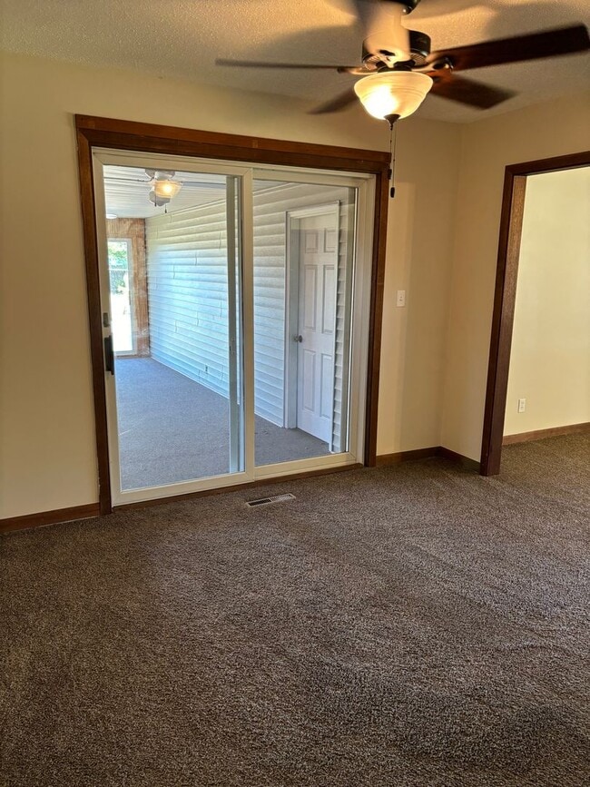 Building Photo - 3 Bedroom, 2.5 Bath House in Thomson, IL