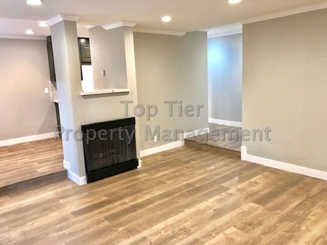 Building Photo - Meticulously renovated 2 Bd/1 Ba, 889 sf, ...
