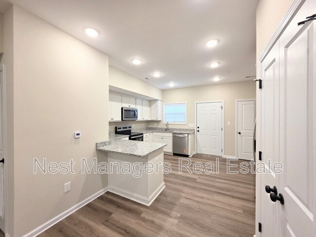 Building Photo - 1511 Fort Bragg Rd