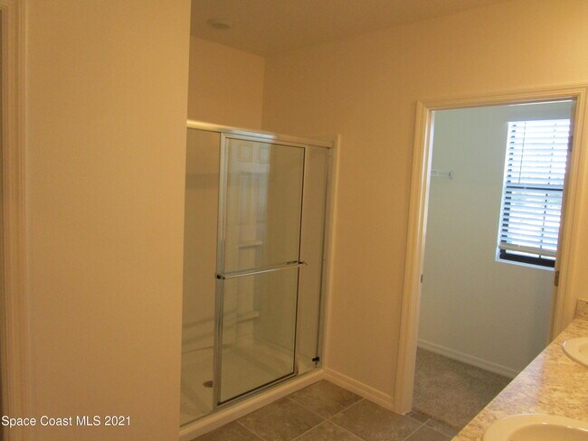 Building Photo - 3635 Peony Ct SE