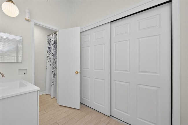 Building Photo - 23223 Naples Dr