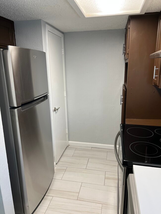 Building Photo - 711 Harbour Town Dr