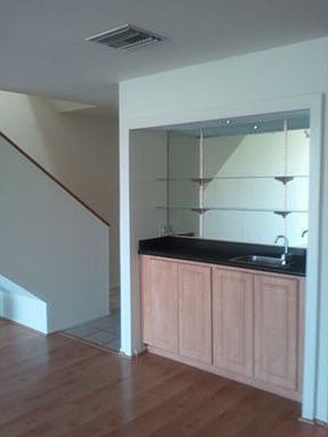 Building Photo - 3884 Fredonia Dr
