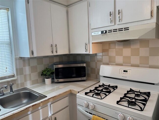 Building Photo - 5107 Park Lake Dr