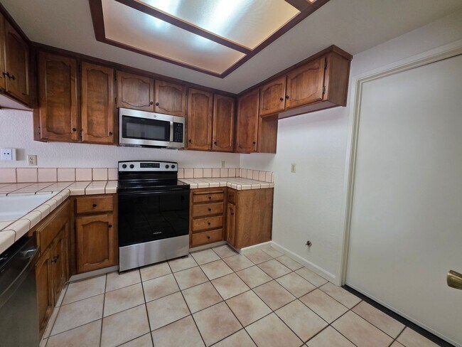 Building Photo - 3 bedroom condo w/2 car garage!