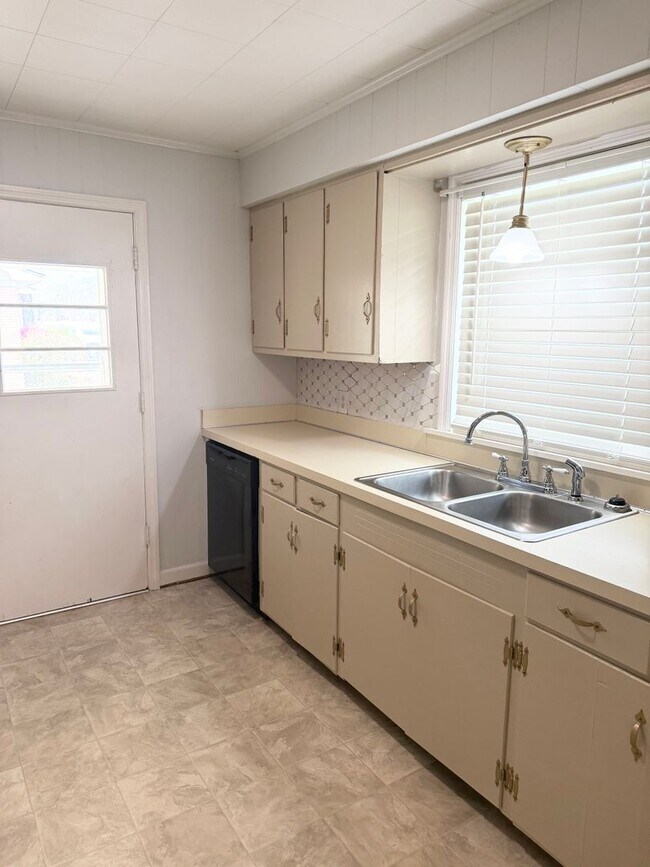 Building Photo - Charming Move-In Ready Home with Bonus Space & Spacious Yard!