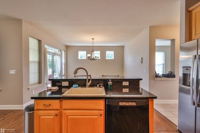 Building Photo - Beautifully maintained, energy-efficient f...