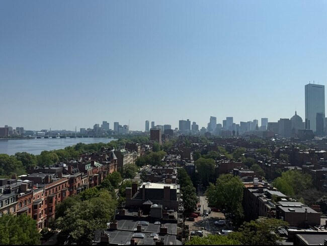 Building Photo - 483 Beacon St