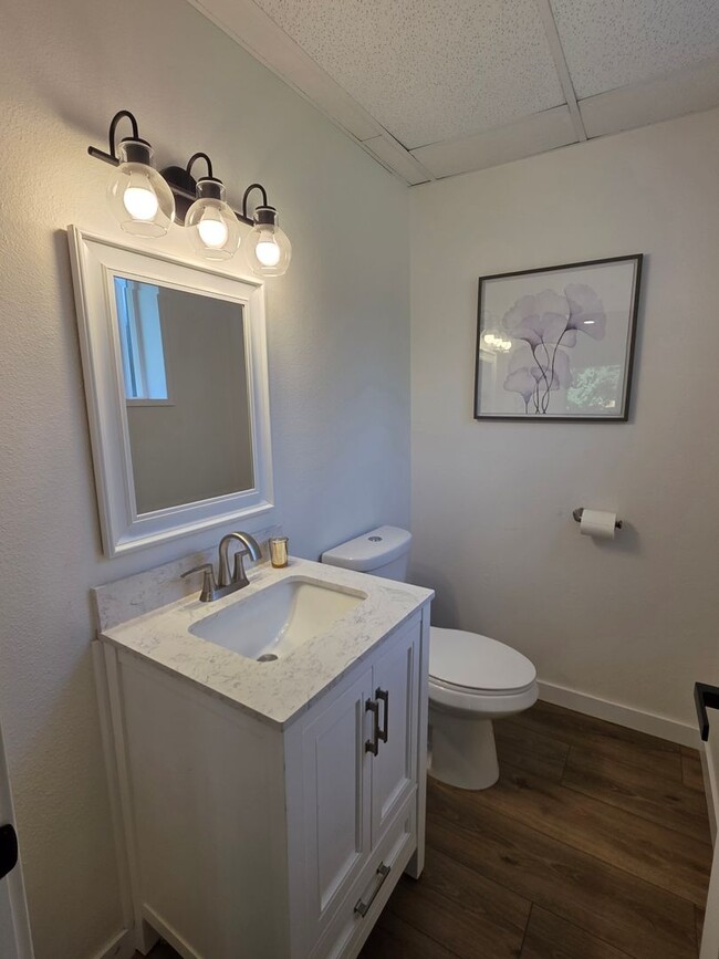 Building Photo - Lea Hill tri-level home - 3 bedroom 2.5 bath home - Feels like new/ Remodeled - A Must see - Avai...