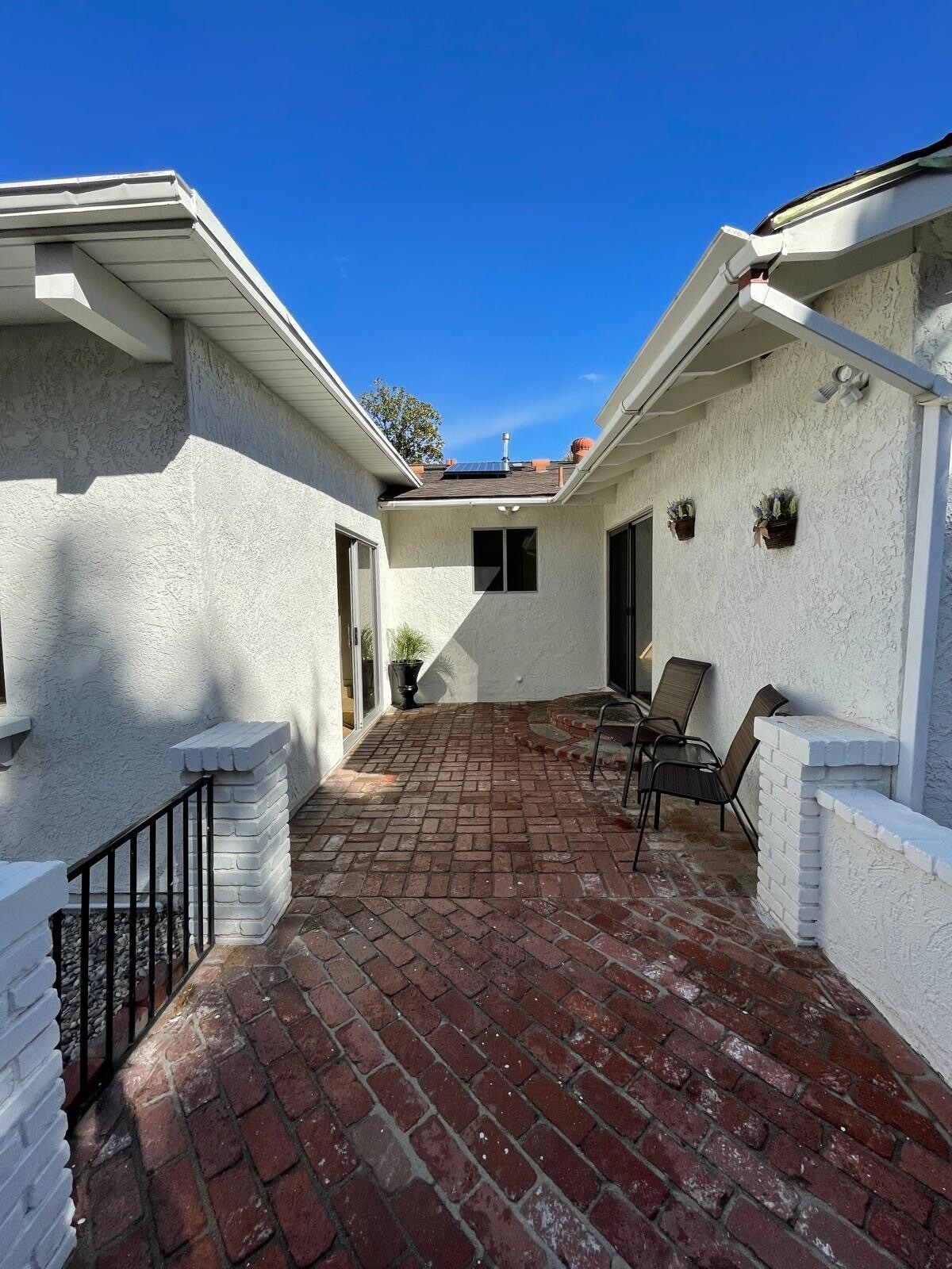 Building Photo - 7359 Amestoy Ave