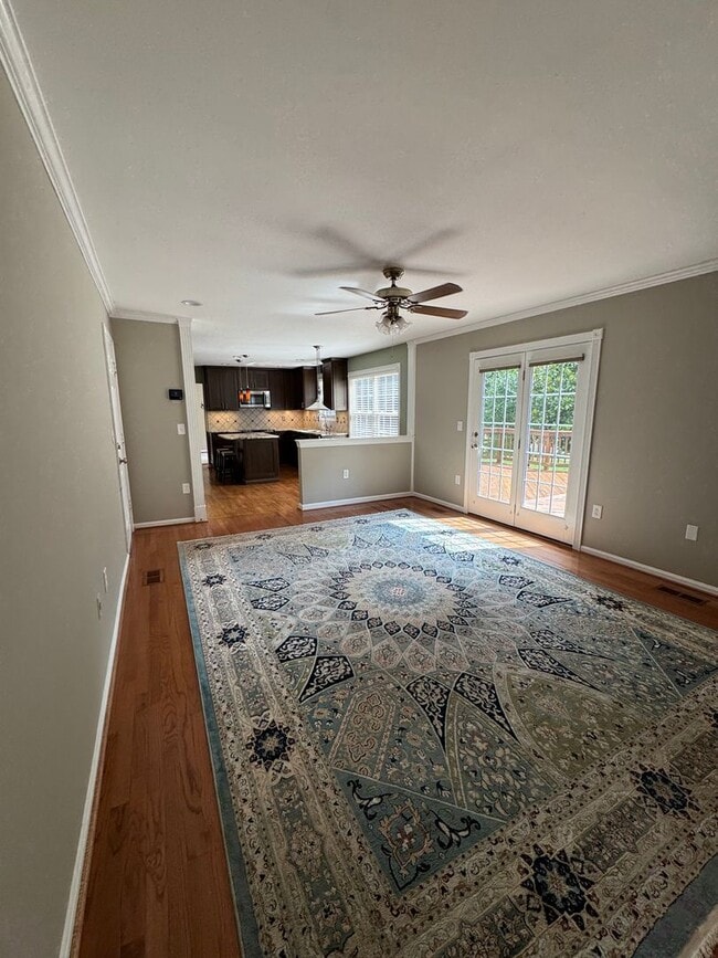 Building Photo - Lovely and Spacious 3 Bedroom 2.5 Bathroom...