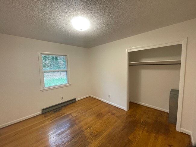 Building Photo - 3 bedroom 1.5 bath house available.   Pet friendly!