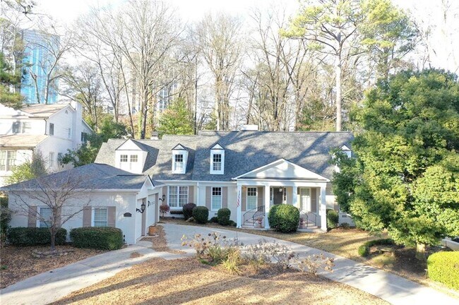 Building Photo - 998 Ferncliff Rd NE