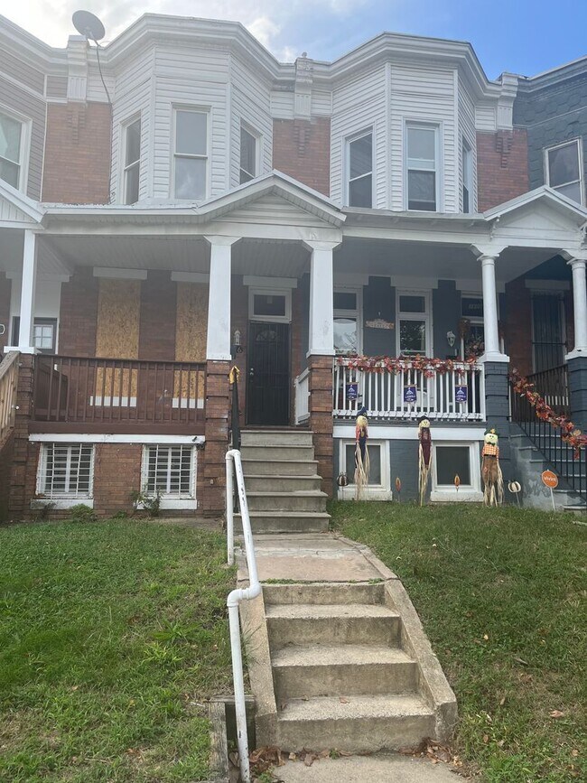 Building Photo - Spacious 3 bedroom 1.5 Bathroom Townhome