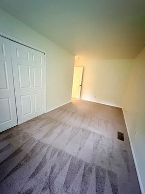 Building Photo - Charming and bright 3 bedroom in Haller Lake