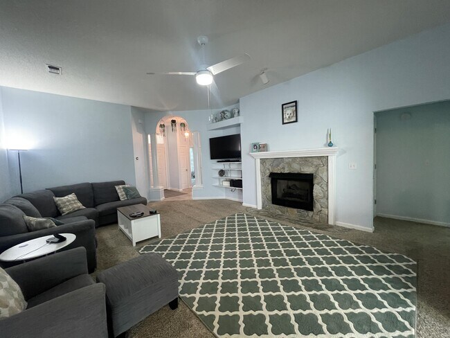 Building Photo - 1902 Mistral Ln W