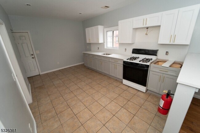 Building Photo - 331 Straight St