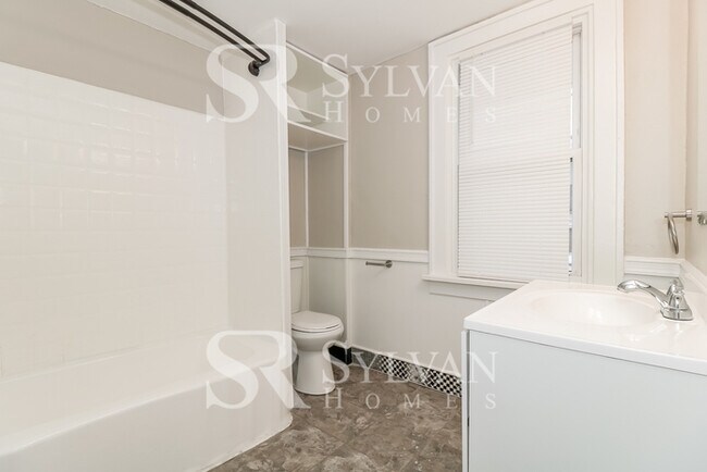 Building Photo - Beautiful 3BR 1.5BA Home