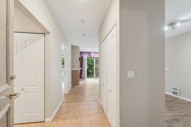 Building Photo - 2 bedroom in Kirkland WA 98034