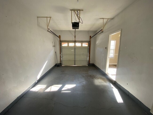 Building Photo - Spacious 4-Bedroom End-Unit Condo in Virgi...