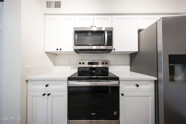 Building Photo - 558 S Lesueur