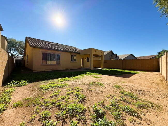 Building Photo - "Charming 3-Bed, 2-Bath Oasis with 1,430 Sq Ft in Phoenix's Heart!"
