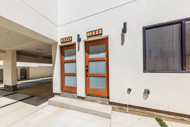 Building Photo - 1259 S Longwood Ave