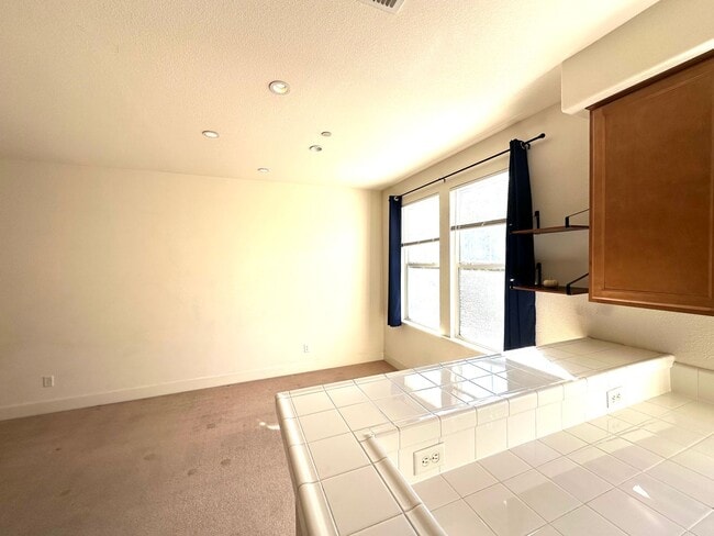 Building Photo - Welcome to modern luxury living in the heart of Midtown Sacramento!