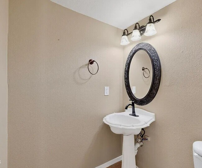 Building Photo - 4 BEDROOM 3 BATHROOM HOME! fully remodeled...