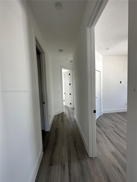 Building Photo - 4627 SW 32nd Ave