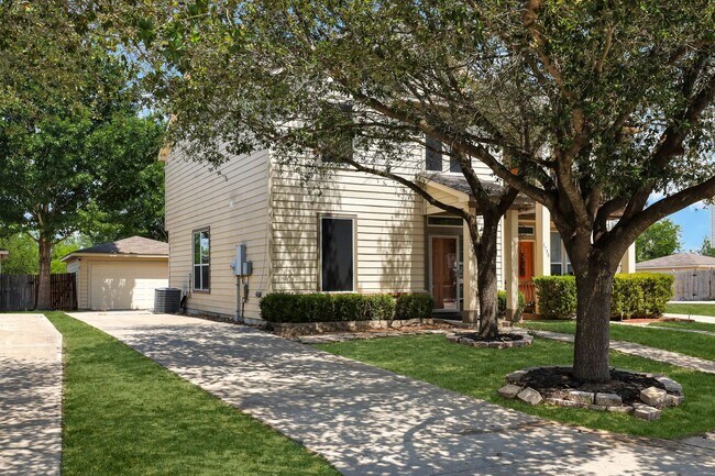 Building Photo - Stylish Two-Story Townhome with Greenbelt ...