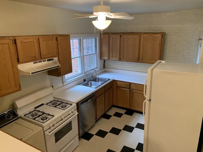 Building Photo - 811 Bromley Rd