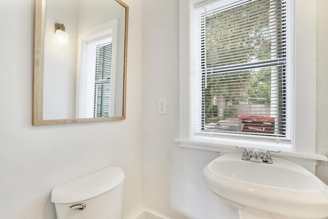 Building Photo - 413 36th St