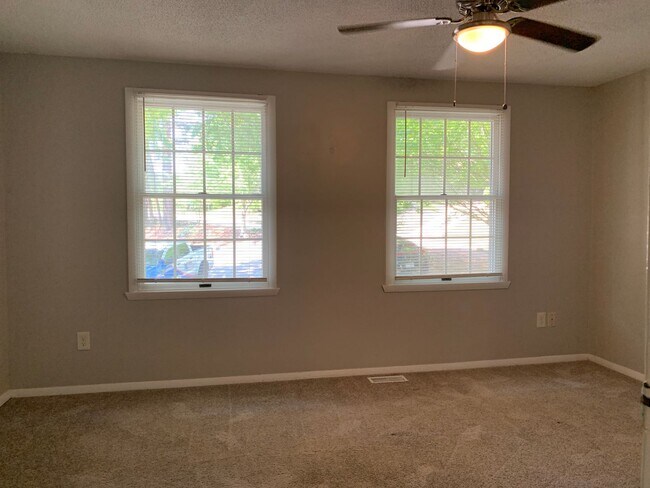 Building Photo - Renovated Raleigh Townhome Conveniently Lo...