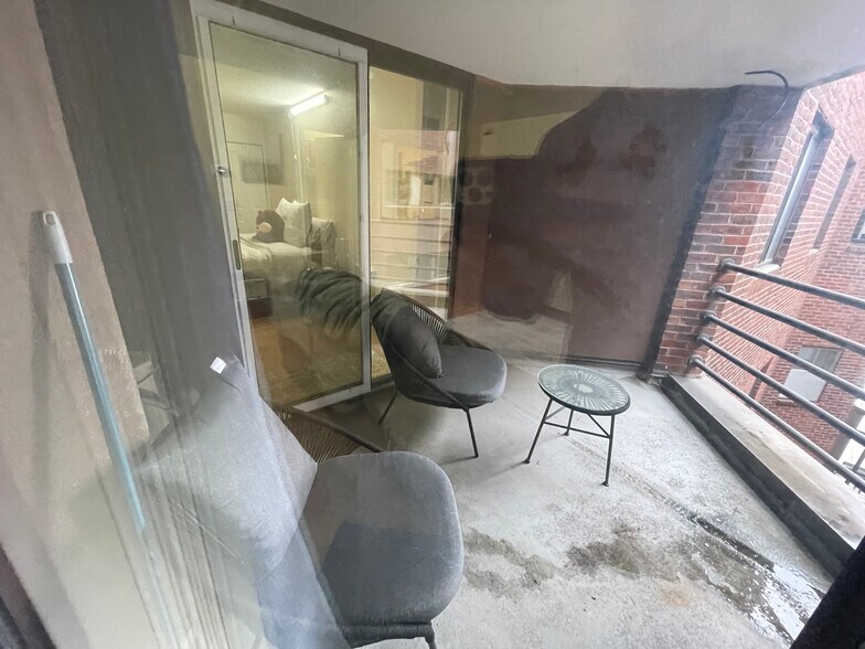 Building Photo - 147 Kelton St