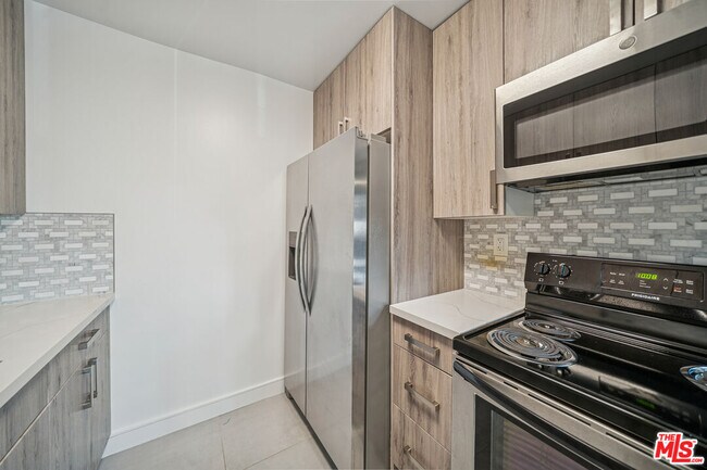 Building Photo - 7545 Hampton Ave