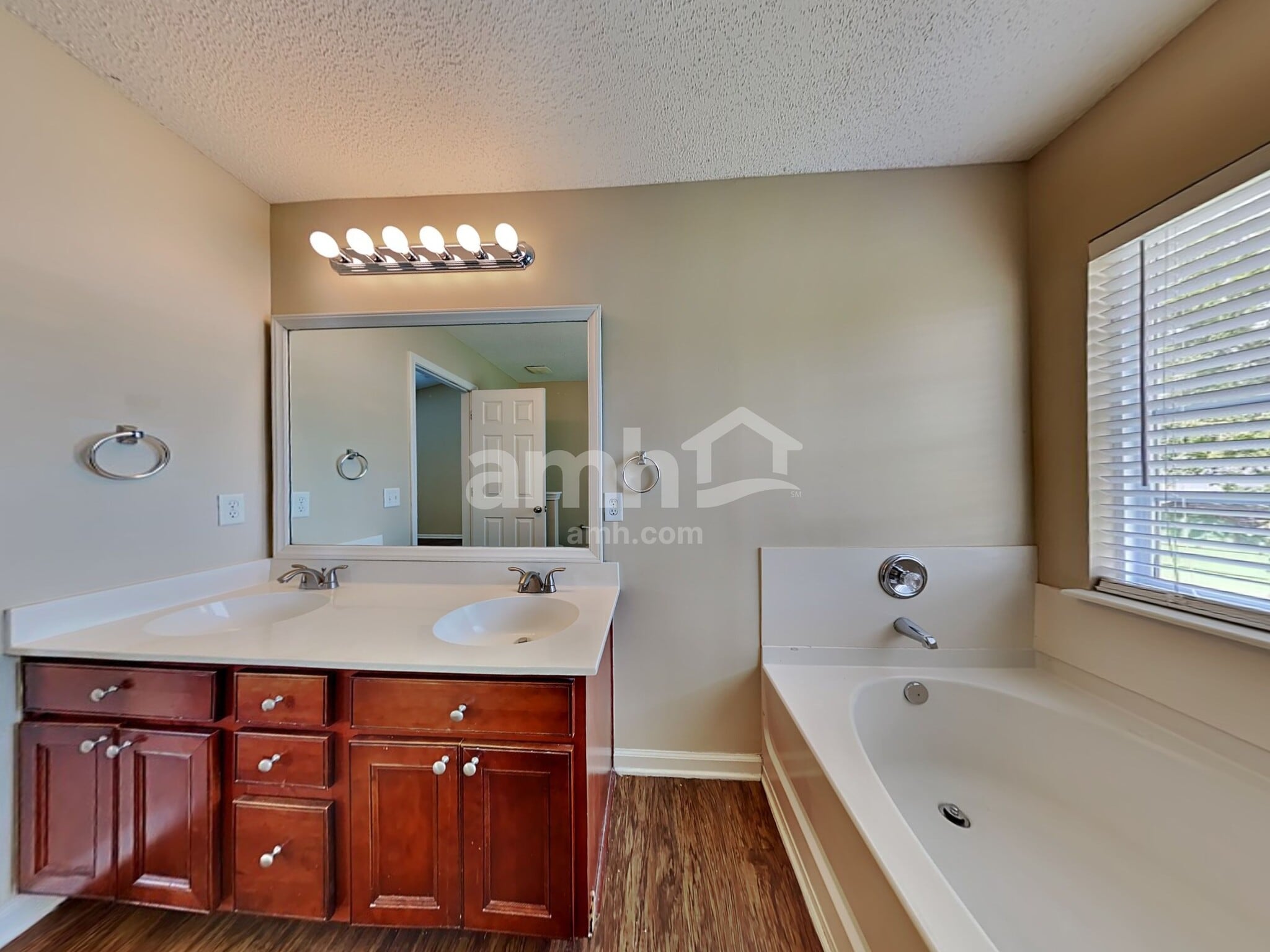 Building Photo - 418 Dovetail Cir