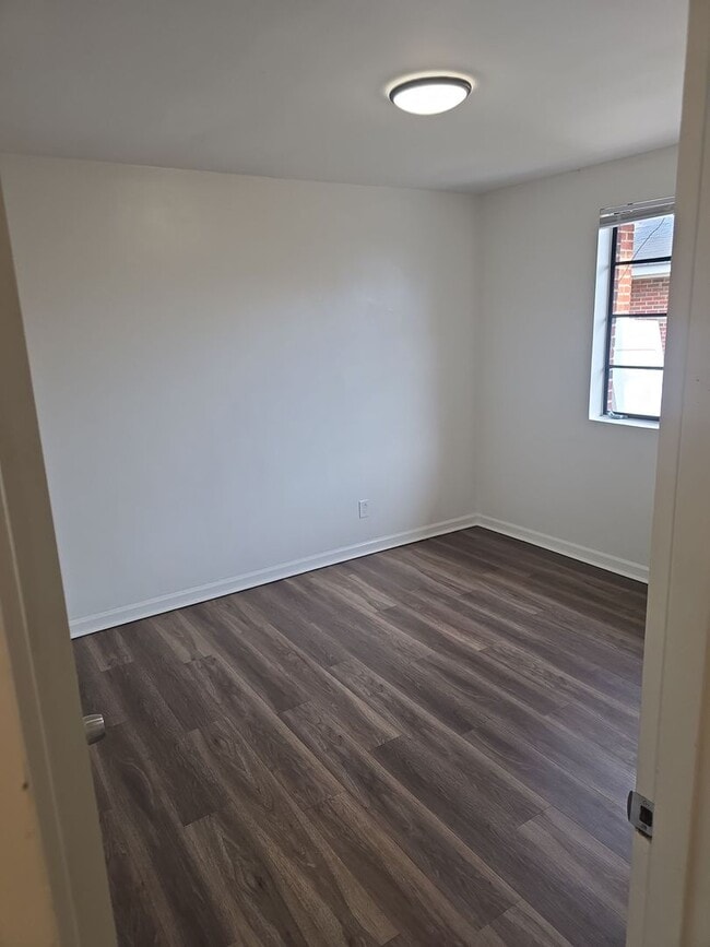 Building Photo - 2 Bedroom 1 bath off of Meeting st closed to the River District