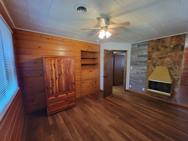 Building Photo - 477 Civitan St