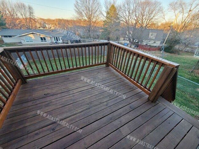 Building Photo - Beautiful Hard to Find Duplex in Olathe No...