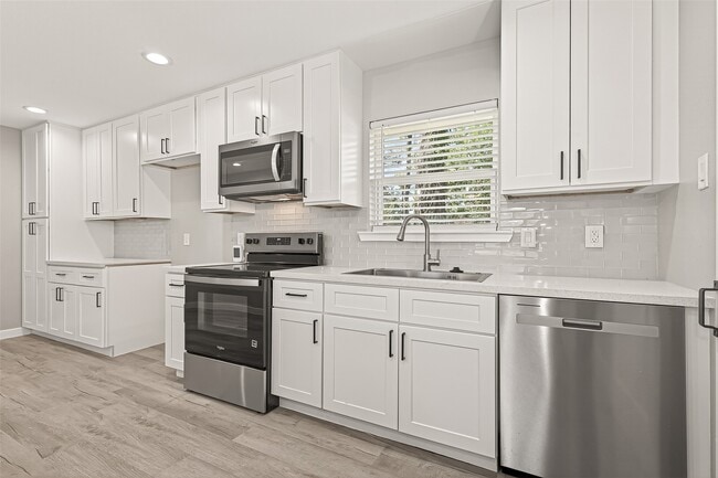 Building Photo - 10531 Royal Oaks Dr