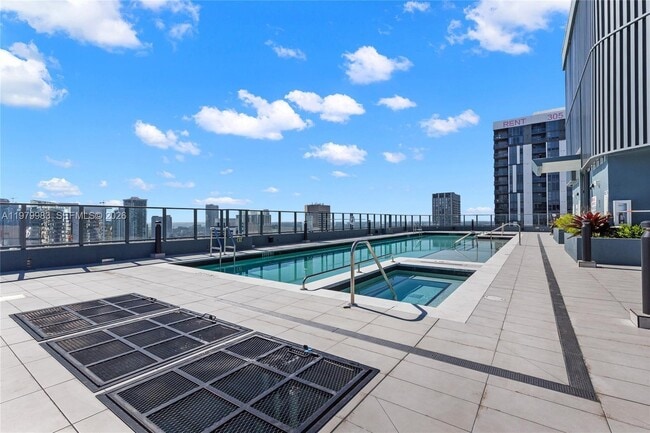 Building Photo - 121 NE 5th St