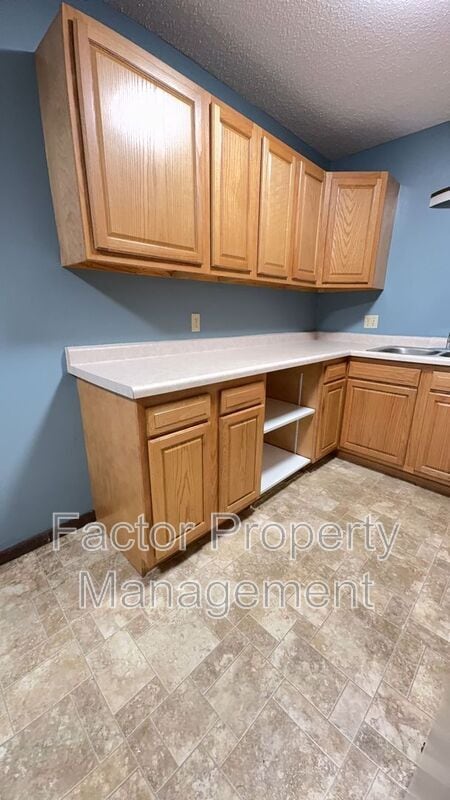 Building Photo - 418 Allan Ave