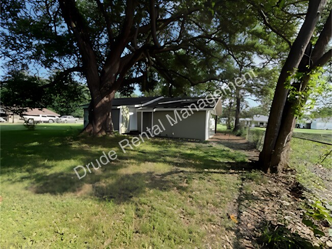Building Photo - Cozy Charming Country Home