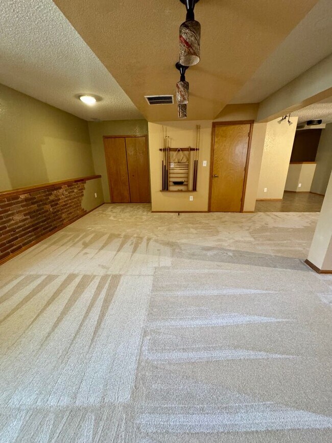 Building Photo - 5 Bedroom Home in Broadmoor Bluffs