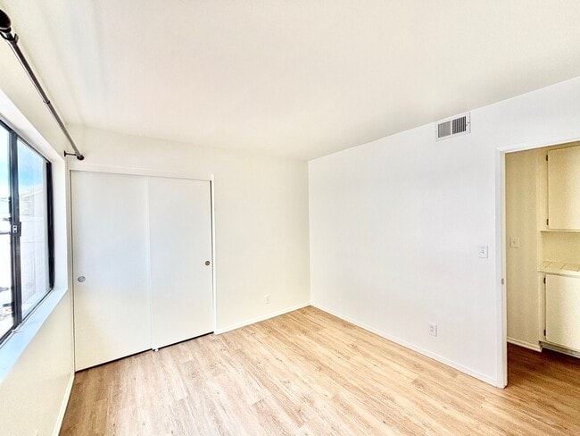 Building Photo - Oxnard | Welcome to the Pearl of Oxnard Du...